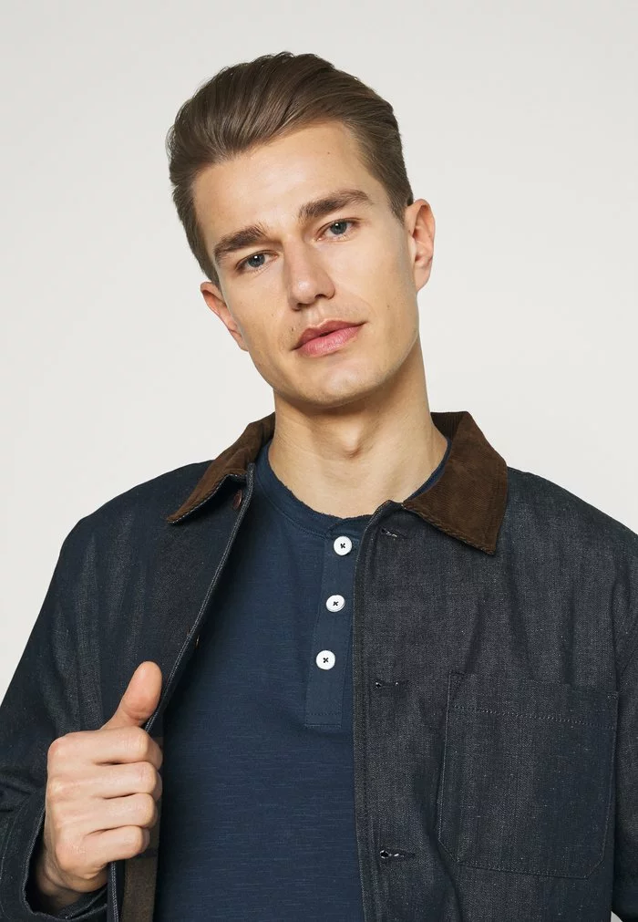 Selected Homme SLHDUKE SPLIT NECK TEE - T-shirt Basique - Insignia Blue 4 Selected Homme SLHDUKE SPLIT NECK TEE - T-shirt Basique - Insignia Blue – Image 4