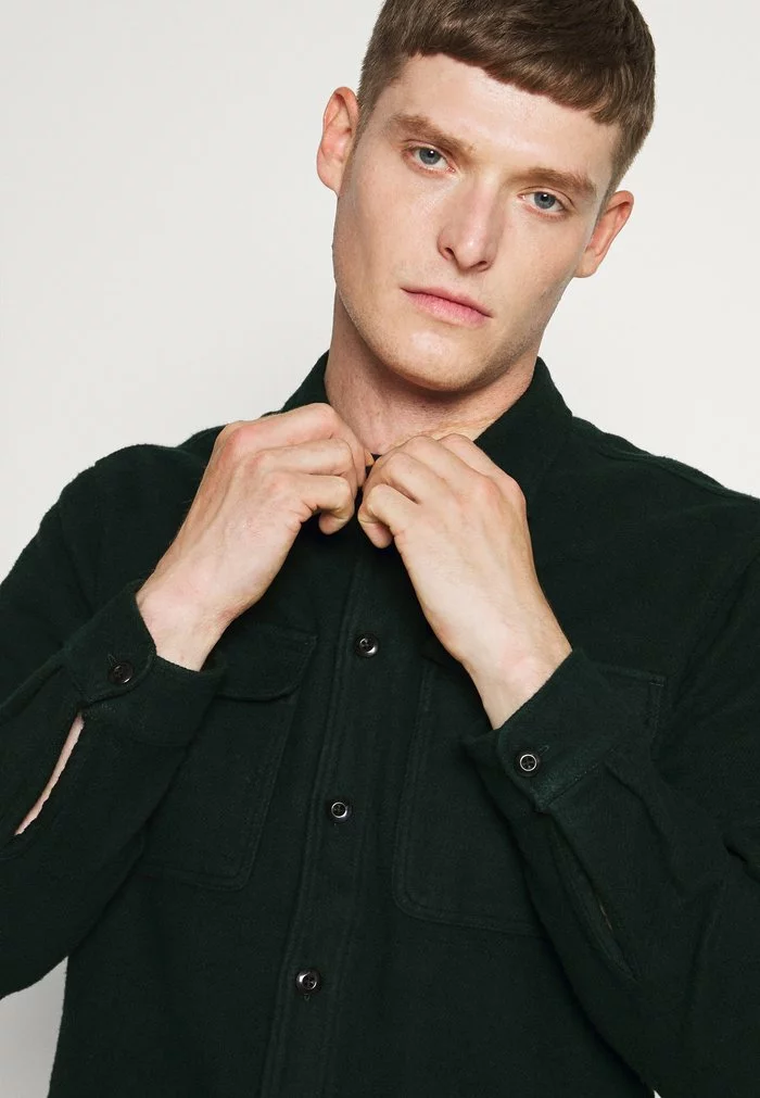 Selected Homme SLHLOOSEKODY SOLID - Chemise - Scarab 4 Selected Homme SLHLOOSEKODY SOLID - Chemise - Scarab – Image 4