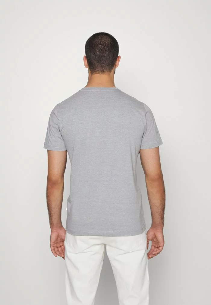 Selected Homme SLHNORMAN MINI STRIPE TEE - T-shirt Basique - Winter Moss/bright White 3 Selected Homme SLHNORMAN MINI STRIPE TEE - T-shirt Basique - Winter Moss/bright White – Image 3