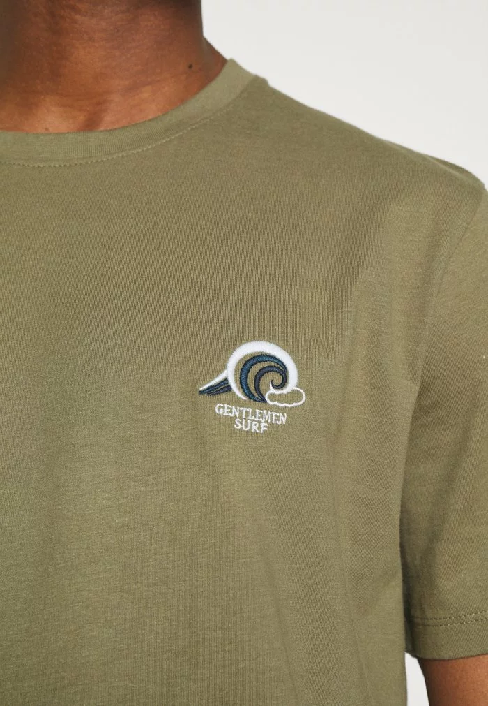 Selected Homme SLHFATE CAMP O NECK TEE - T-shirt Imprimé - Dusky Green 5 Selected Homme SLHFATE CAMP O NECK TEE - T-shirt Imprimé - Dusky Green – Image 5