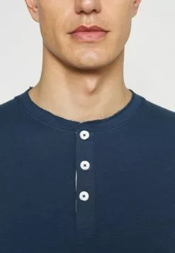 Selected Homme SLHDUKE SPLIT NECK TEE - T-shirt Basique - Insignia Blue 11 Selected Homme SLHDUKE SPLIT NECK TEE - T-shirt Basique - Insignia Blue -Selected Homme Soldes Boutique 666f82bf6d774620a2df9c3ad8648da7