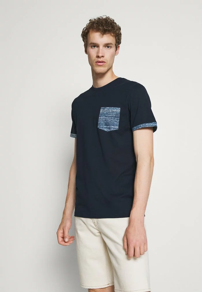 Selected Homme SLHREGADAO O NECK TEE - T-shirt Imprimé - Navy Blazer 1 Selected Homme SLHREGADAO O NECK TEE - T-shirt Imprimé - Navy Blazer