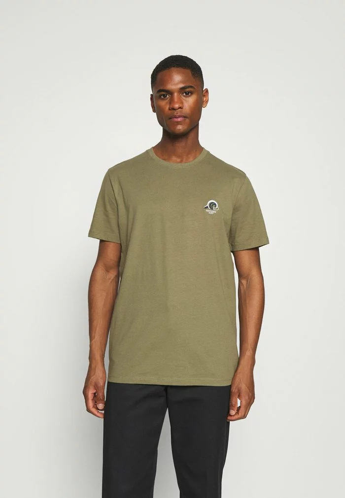 Selected Homme SLHFATE CAMP O NECK TEE - T-shirt Imprimé - Dusky Green 1 Selected Homme SLHFATE CAMP O NECK TEE - T-shirt Imprimé - Dusky Green