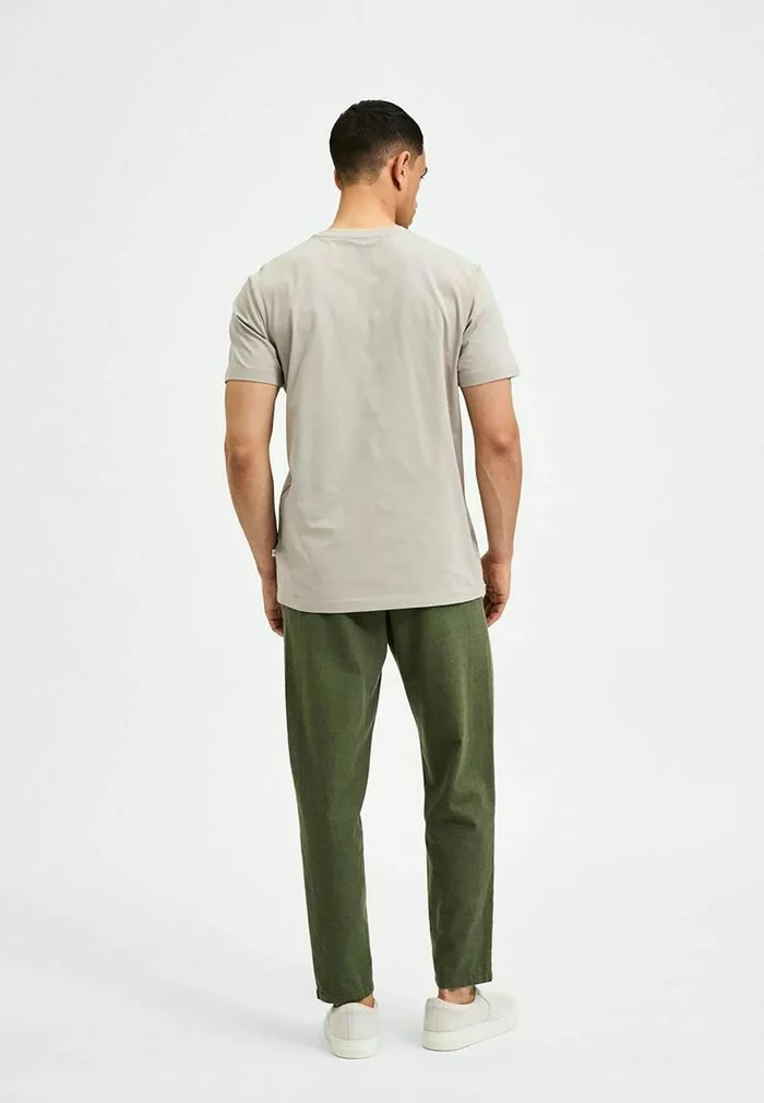 Selected Homme SLHNORMAN SS O-NECK S NOOS - T-shirt Basique - Flint Gray 3 Selected Homme SLHNORMAN SS O-NECK S NOOS - T-shirt Basique - Flint Gray – Image 3