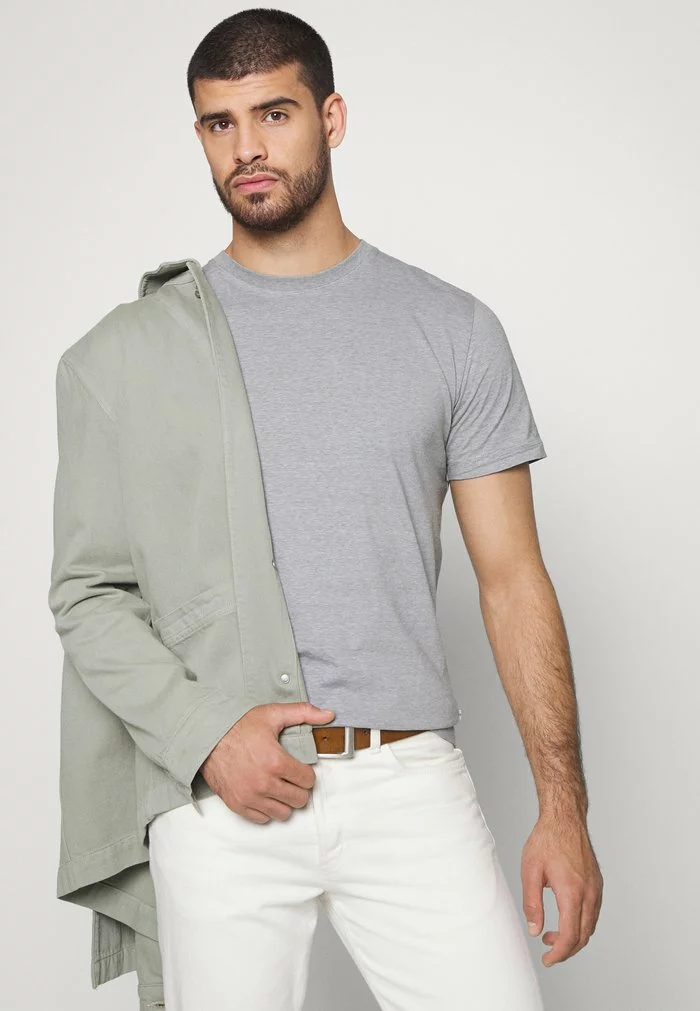 Selected Homme SLHNORMAN MINI STRIPE TEE - T-shirt Basique - Winter Moss/bright White 4 Selected Homme SLHNORMAN MINI STRIPE TEE - T-shirt Basique - Winter Moss/bright White – Image 4