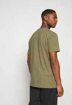 Selected Homme SLHFATE CAMP O NECK TEE - T-shirt Imprimé - Dusky Green 10 Selected Homme SLHFATE CAMP O NECK TEE - T-shirt Imprimé - Dusky Green -Selected Homme Soldes Boutique 7c2f8957b0f348168d39187d68d15423