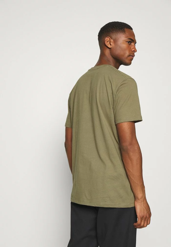 Selected Homme SLHFATE CAMP O NECK TEE - T-shirt Imprimé - Dusky Green 3 Selected Homme SLHFATE CAMP O NECK TEE - T-shirt Imprimé - Dusky Green – Image 3