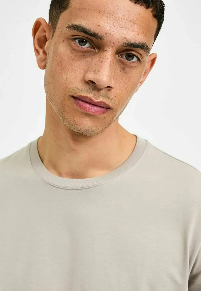 Selected Homme SLHNORMAN SS O-NECK S NOOS - T-shirt Basique - Flint Gray 4 Selected Homme SLHNORMAN SS O-NECK S NOOS - T-shirt Basique - Flint Gray – Image 4