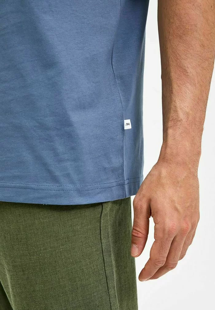 Selected Homme SLHNORMAN SS O-NECK S NOOS - T-shirt Basique - Bering Sea 4 Selected Homme SLHNORMAN SS O-NECK S NOOS - T-shirt Basique - Bering Sea – Image 4