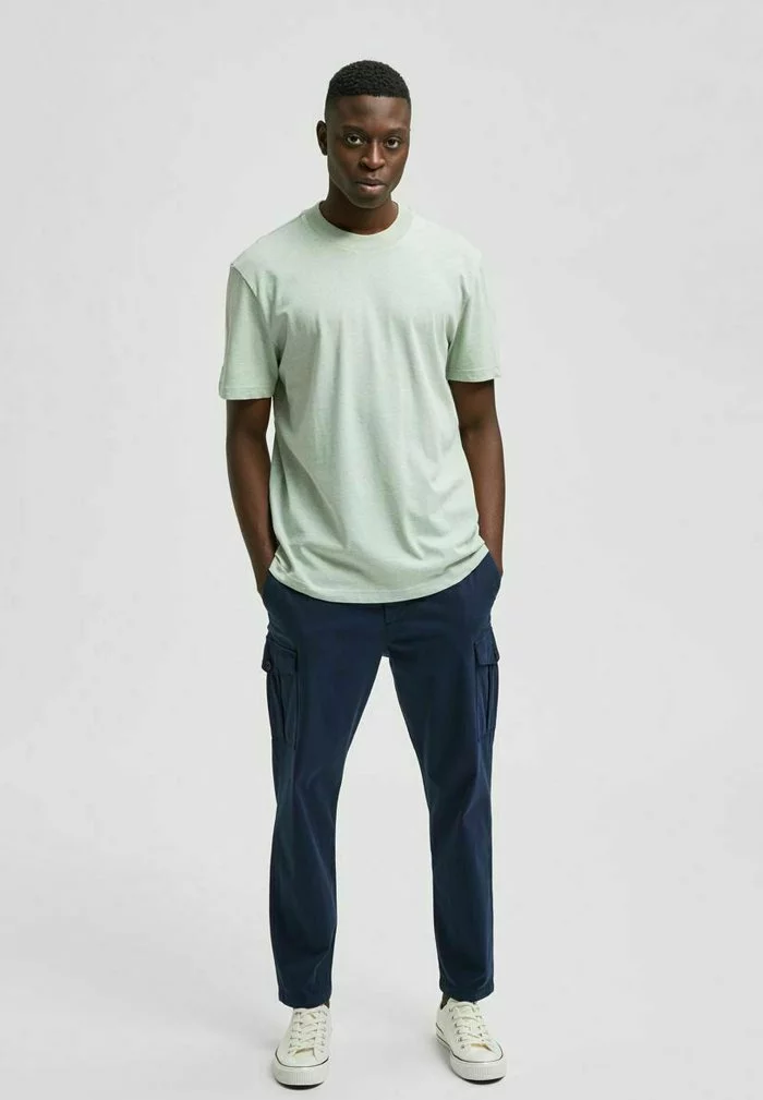 Selected Homme SLHRELAXCOLMAN O NECK - T-shirt Basique - Desert Sage 2 Selected Homme SLHRELAXCOLMAN O NECK - T-shirt Basique - Desert Sage – Image 2