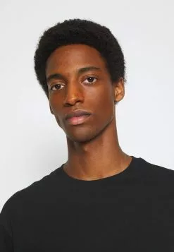 Selected Homme SLHLOOSEGILMAN O NECK TEE - T-shirt Basique - Black 10 Selected Homme SLHLOOSEGILMAN O NECK TEE - T-shirt Basique - Black -Selected Homme Soldes Boutique a914f02b05ac4b2c8461c47ec73b4e80