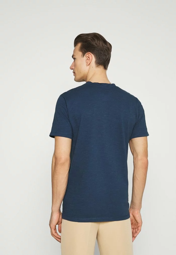 Selected Homme SLHDUKE SPLIT NECK TEE - T-shirt Basique - Insignia Blue 3 Selected Homme SLHDUKE SPLIT NECK TEE - T-shirt Basique - Insignia Blue – Image 3