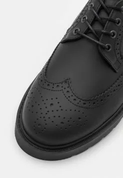 Selected Homme SLHTIM BROGUE SHOE CLEAN - Derbies - Black 11 Selected Homme SLHTIM BROGUE SHOE CLEAN - Derbies - Black -Selected Homme Soldes Boutique c0f776cb44ac4a2ab61f86ad9f97077d