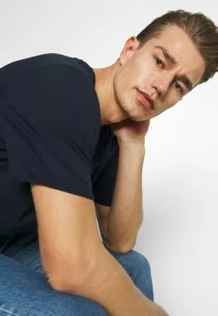 Selected Homme SLHWYATT O NECK TEE - T-shirt Basique - Navy Blazer -Selected Homme Soldes Boutique d92de33ec0af4bfabbff5a3bd9cb6e0f