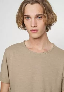 Selected Homme SLHMORGAN O NECK TEE - T-shirt Basique - Chinchilla -Selected Homme Soldes Boutique ed4a8302dd5f4e4f97506863c79ded66